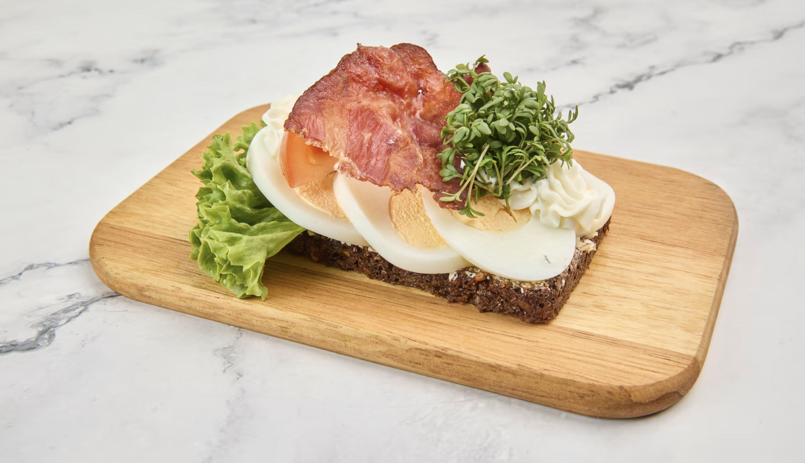 Æg, bacon og tomat